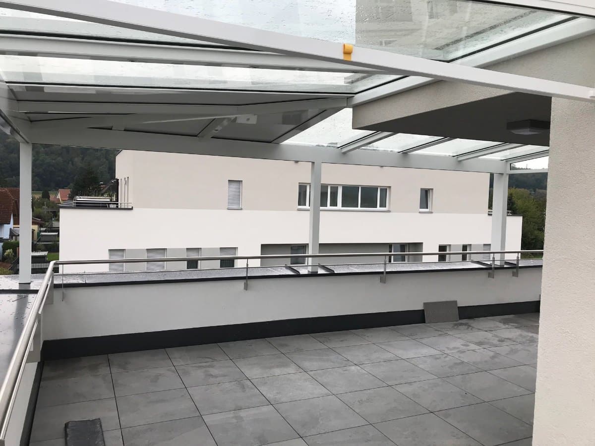 Weiße Terrassenüberdachung aus Aluminium auf einer Dachterrasse, Referenz von Fenster-Schmidinger