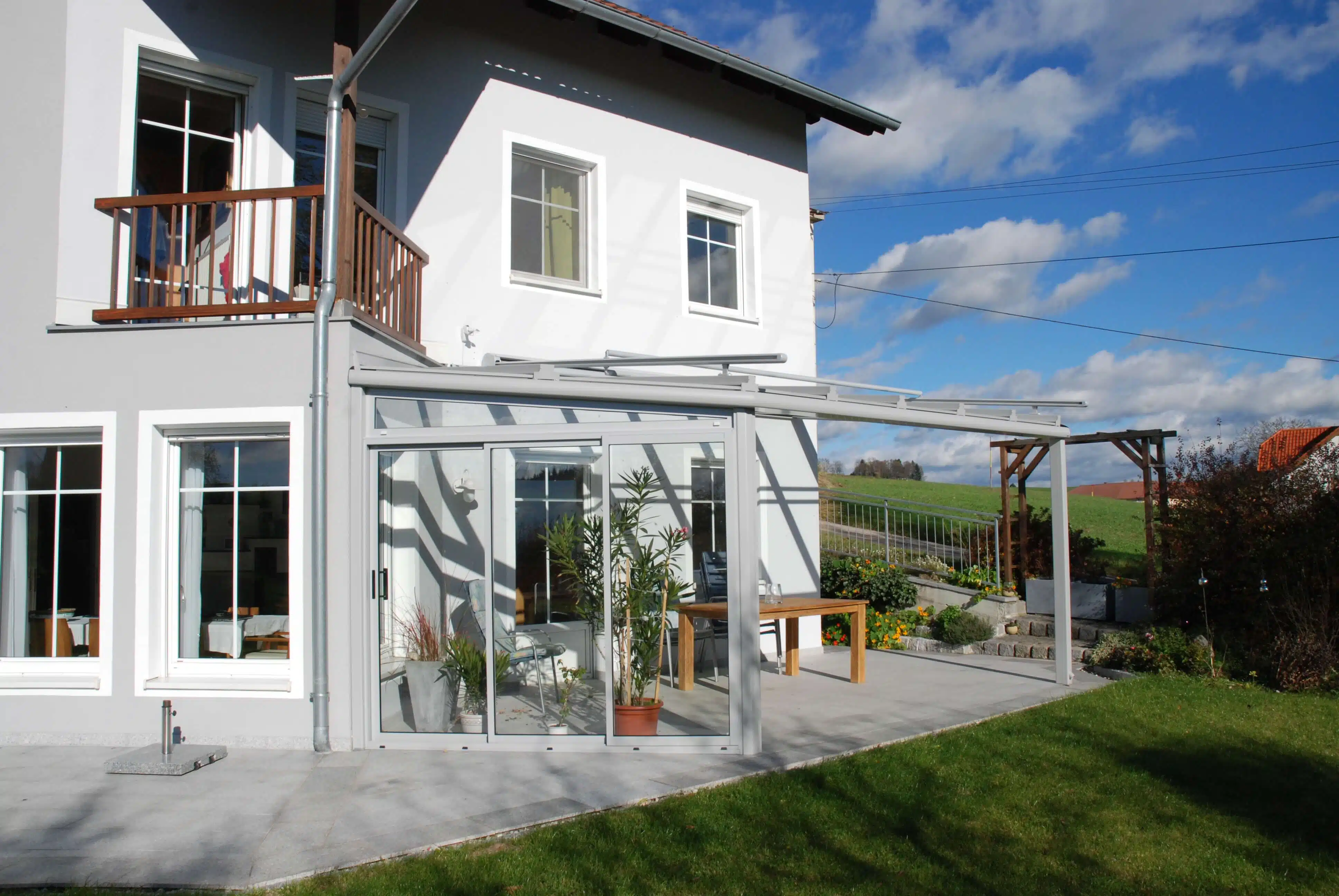 Terrassenüberdachung mit Wintergarten-Beschattung