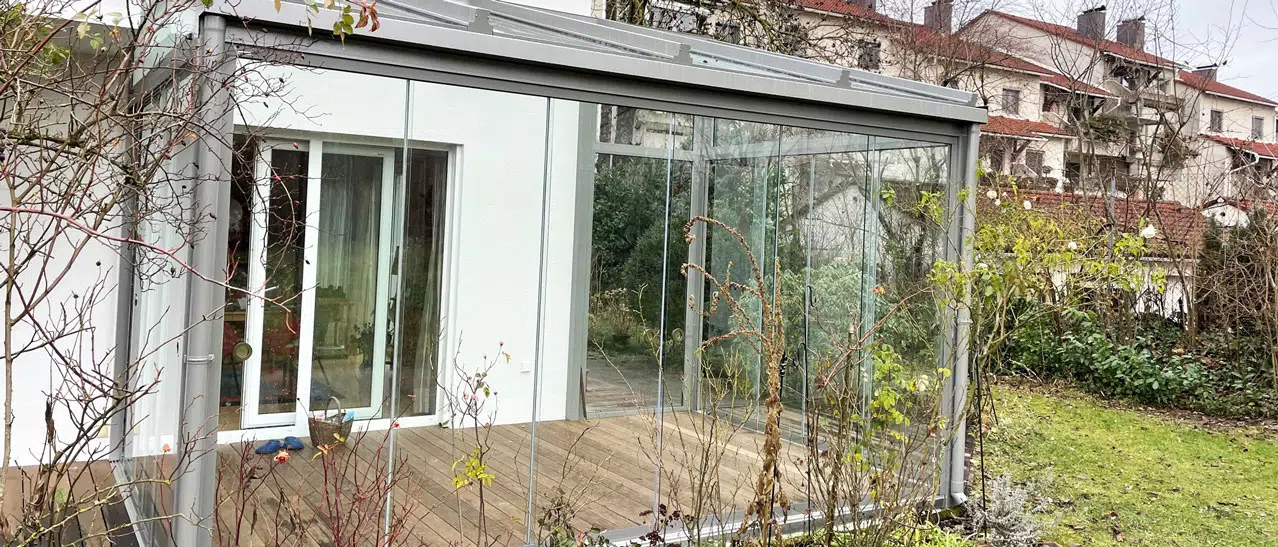 Terrassen mit bestehenden Terrassenüberdachung können mit flexiblen Glasschiebetüren auch nachträglich vor Wind- und Regen geschützt werden