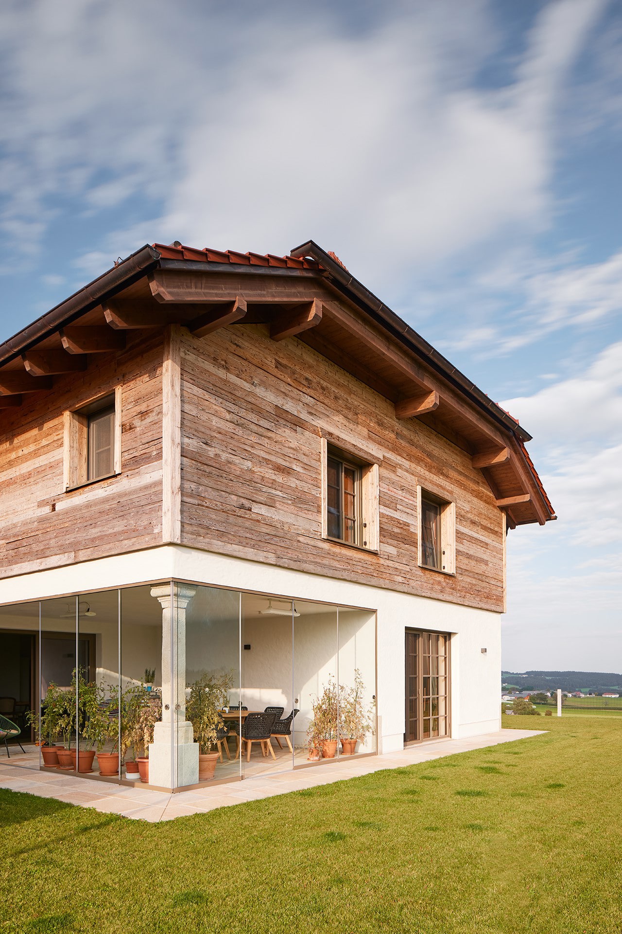 Terrassenverglasung mit Glasschiebetüren von Sunflex im Mühlviertel montiert