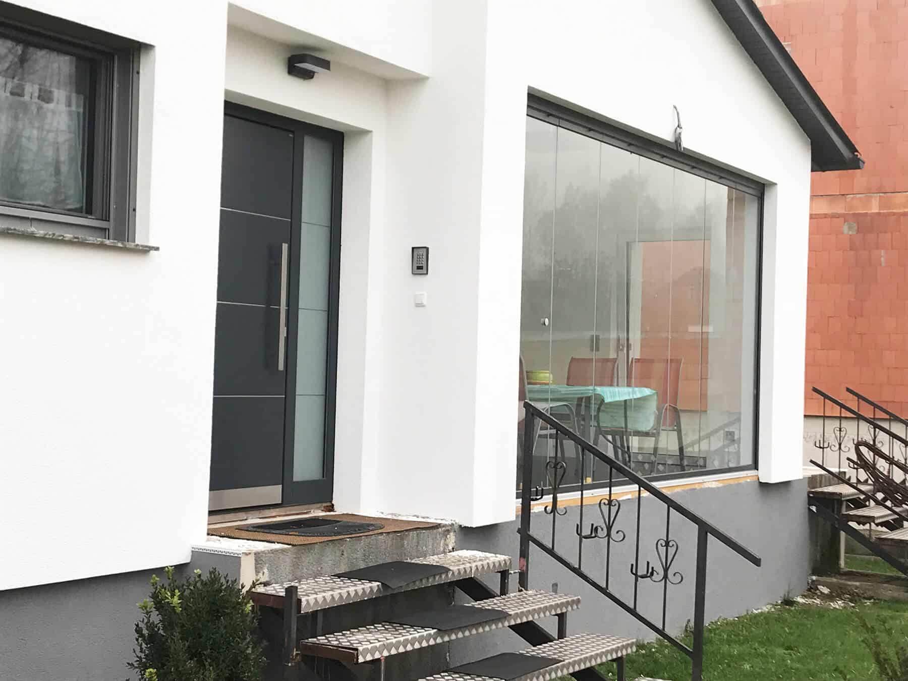 Terrassenwindschutz mit Schiebetüren