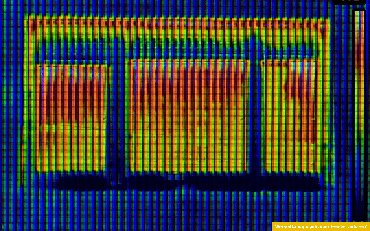 Thermografieaufnahme eines Fensters mit Farbverlauf zur Veranschaulichung der Frage Wie viel Energie geht über Fenster verloren?