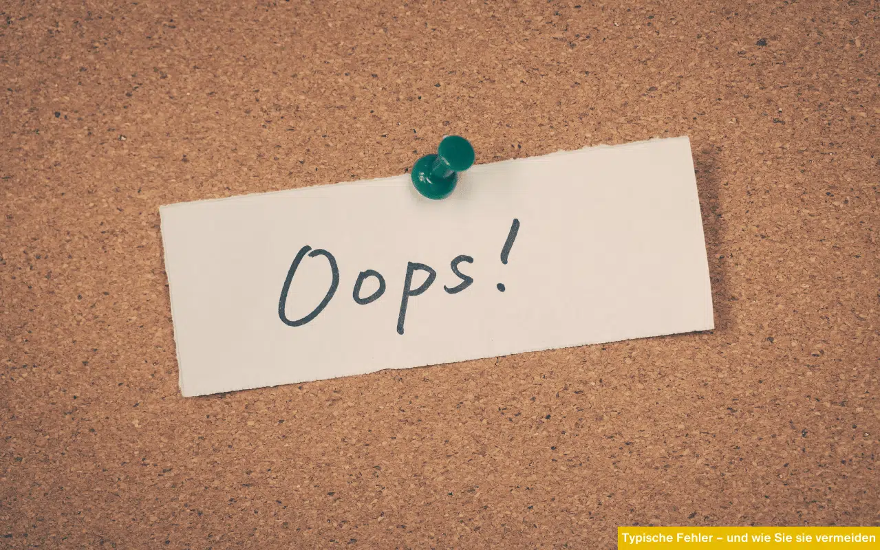 Typische Fehler – und wie Sie sie vermeiden Zettel mit Oops an Pinnwand als Hinweis auf häufige Planungsfehler