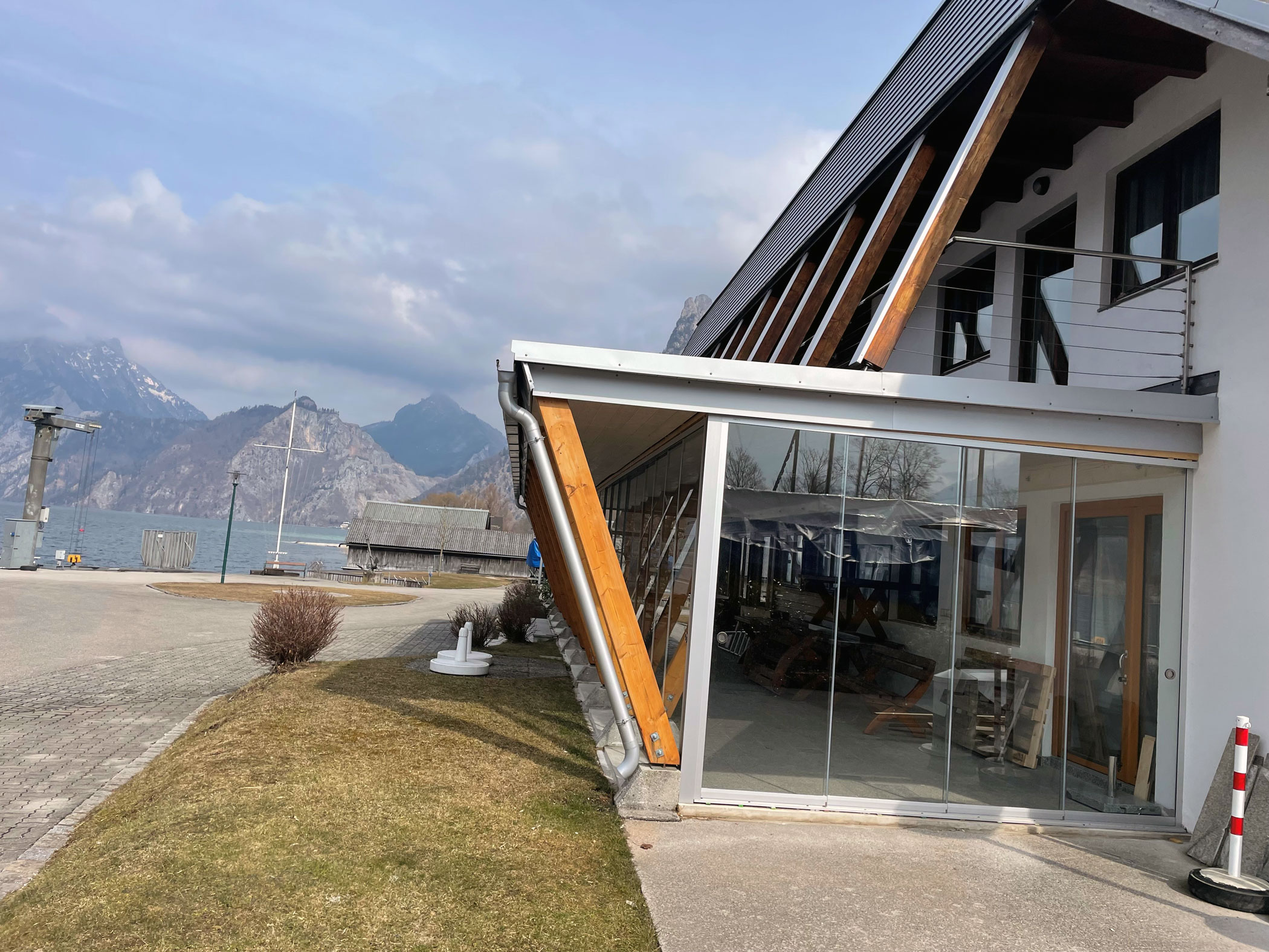 Überdachte Terrasse mit Glasschiebesystemen in Oberösterreich montiert