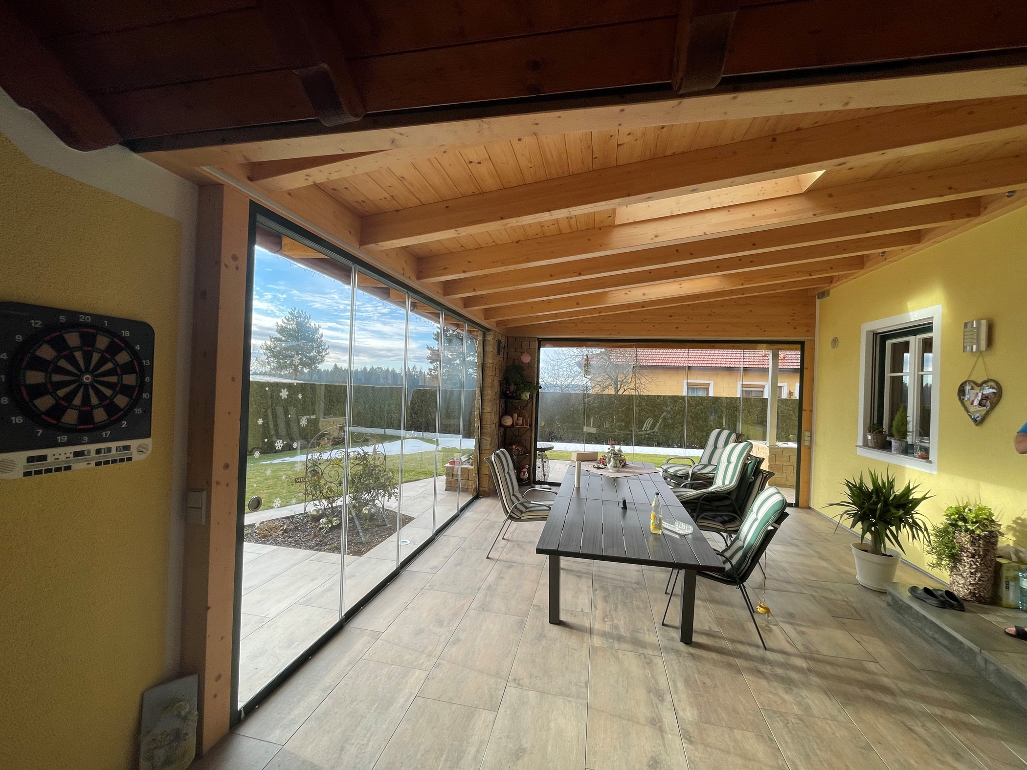 Überdachte Terrasse schließen mit Glasschiebewänden in OÖ