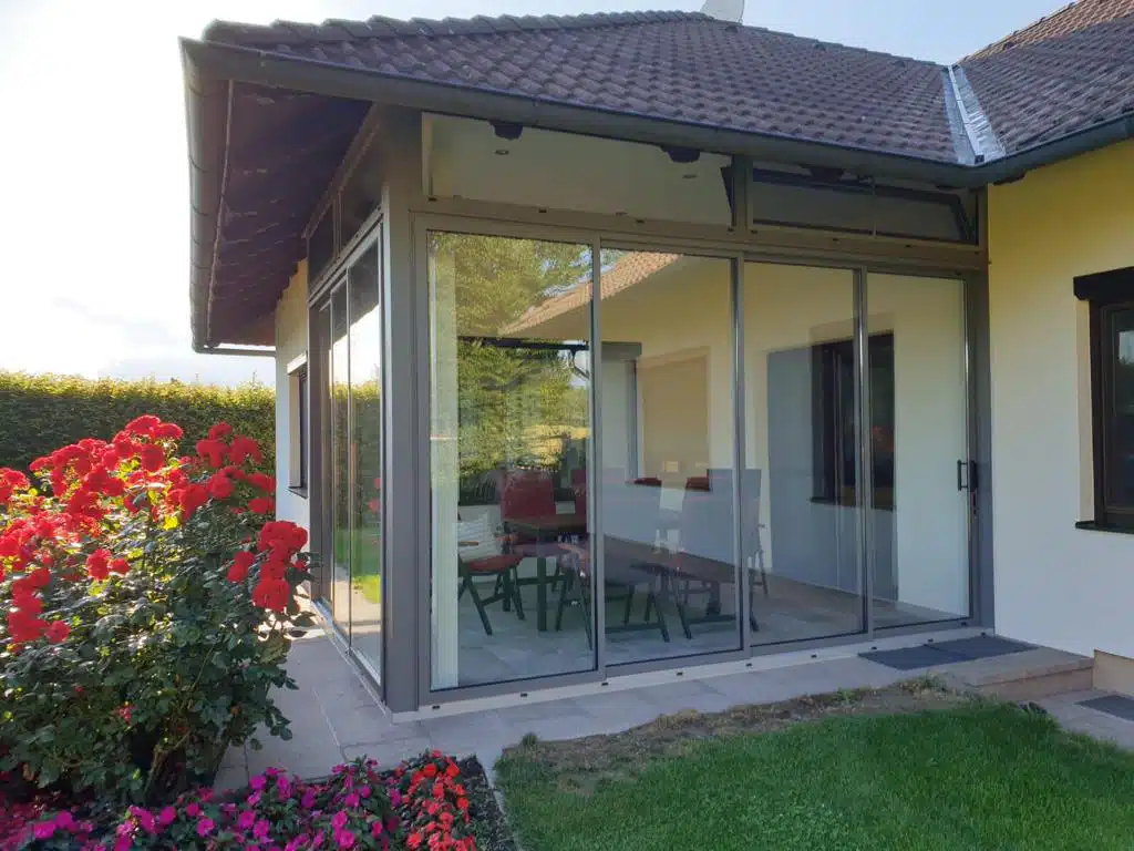 Überdachte Terrasse vor Wind- und Kälte schützen