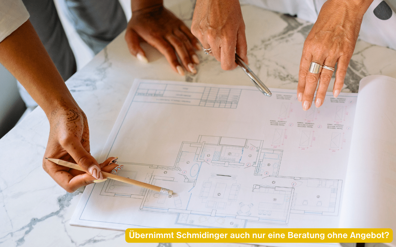 Übernimmt Schmidinger auch nur eine Beratung ohne Angebot - Hände zeigen mit Stiften auf einen Architekturplan mit Fensteraufstellung