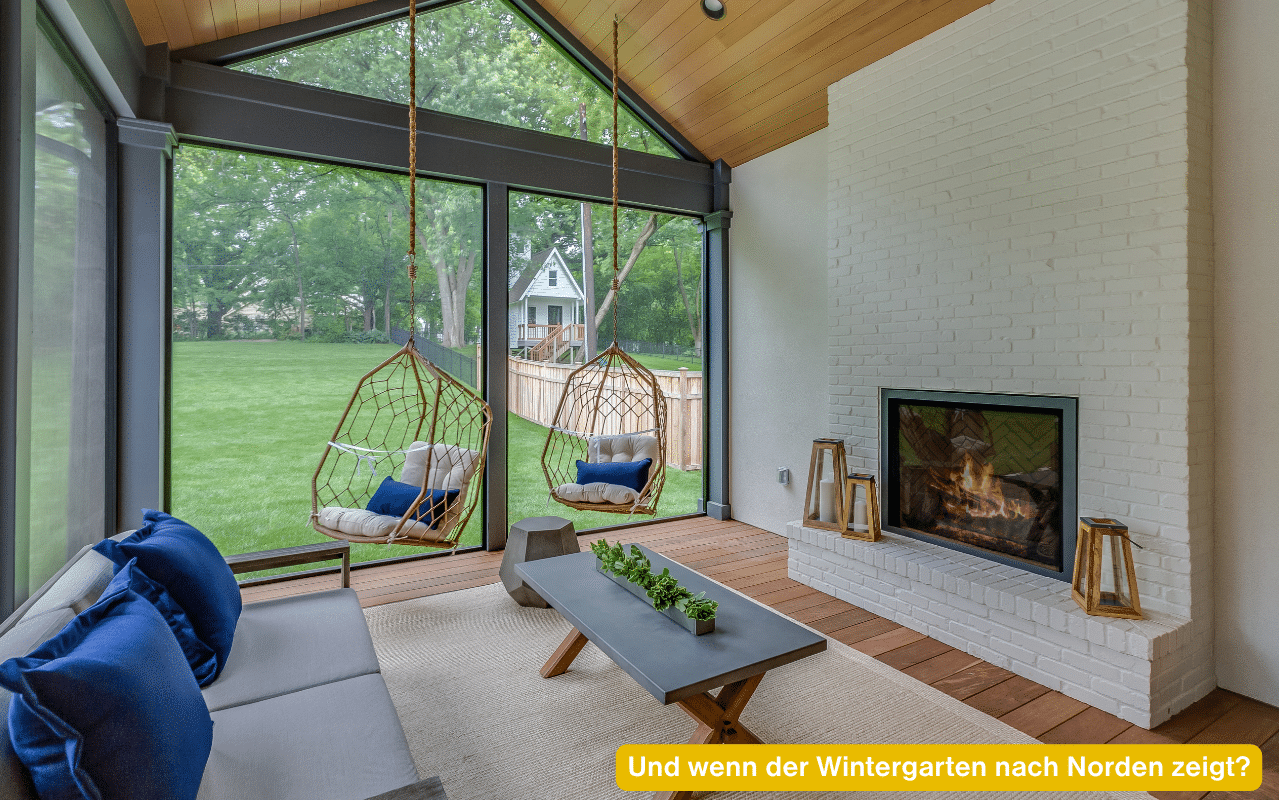 Und wenn der Wintergarten nach Norden zeigt? Verglaster Wohnraum mit Kamin, Hängesesseln und Blick in den schattigen Garten