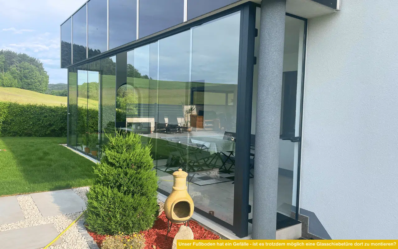 Unser Fußboden hat ein Gefälle, ist es trotzdem möglich, eine Glasschiebetüre dort zu montieren? Terrassenverglasung mit moderner Schiebetür.