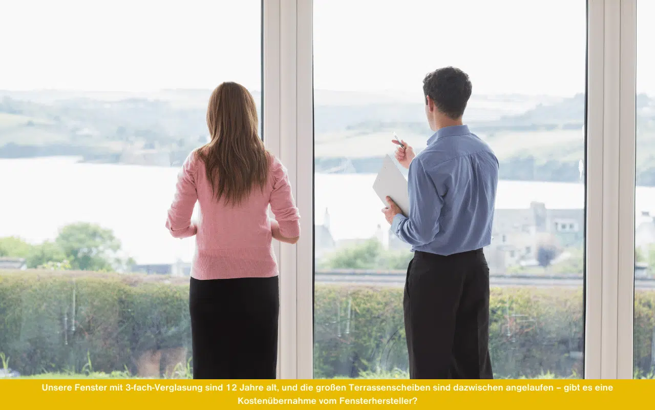 Unsere Fenster mit 3-fach-Verglasung sind 12 Jahre alt, und die großen Terrassenscheiben sind dazwischen angelaufen – gibt es eine Kostenübernahme vom Fensterhersteller? Zwei Personen begutachten große Fensterscheiben