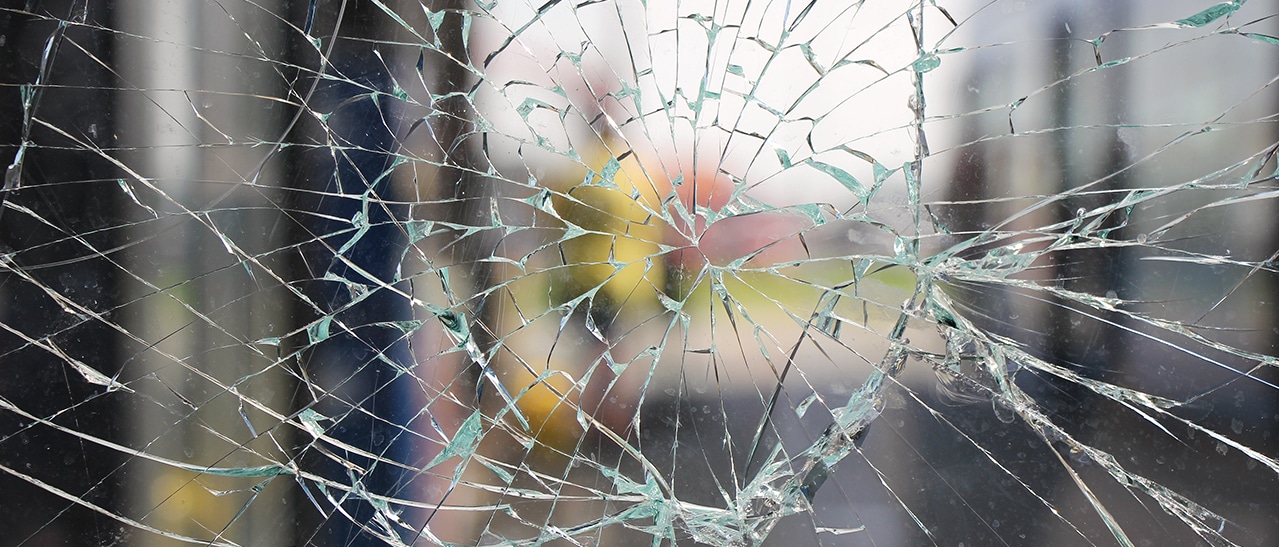 Tipps was bei einem Glasbruch zu tun ist stark beschädigte Glasscheibe nach Unfall oder Stoß.