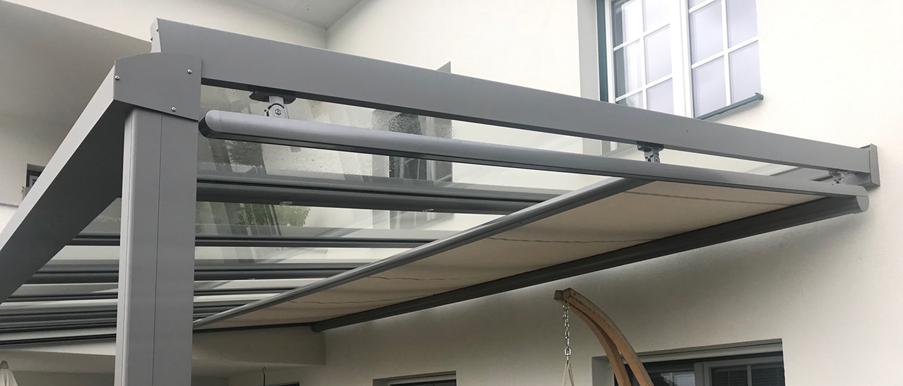 Unterglas-Markise mit integriertem Sonnenschutz unter Glasüberdachung ideal bei wechselhaftem Wetter und preiswerter als Aufglasmarkise