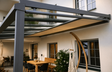 Unterglasmarkise Ratgeber mit beiger Markise unter dem Glasdach einer Terrasse