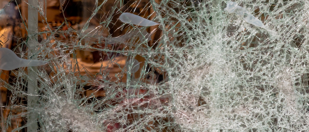 Verbundsicherheitsglas für Sicherheitsfenster bleibt bei Einbruchversuch durch Folie verbunden und erschwert dem Einbrecher das Eindringen in das Gebäude.