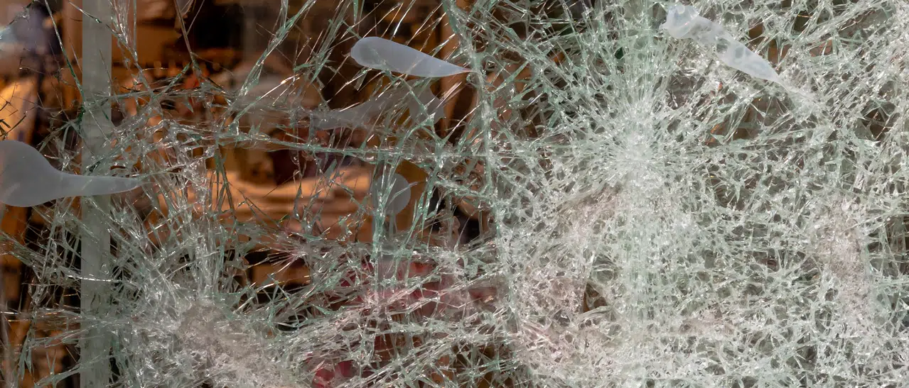Verbundsicherheitsglas für Sicherheitsfenster bleibt bei Einbruchversuch durch Folie verbunden und erschwert dem Einbrecher das Eindringen in das Gebäude. 