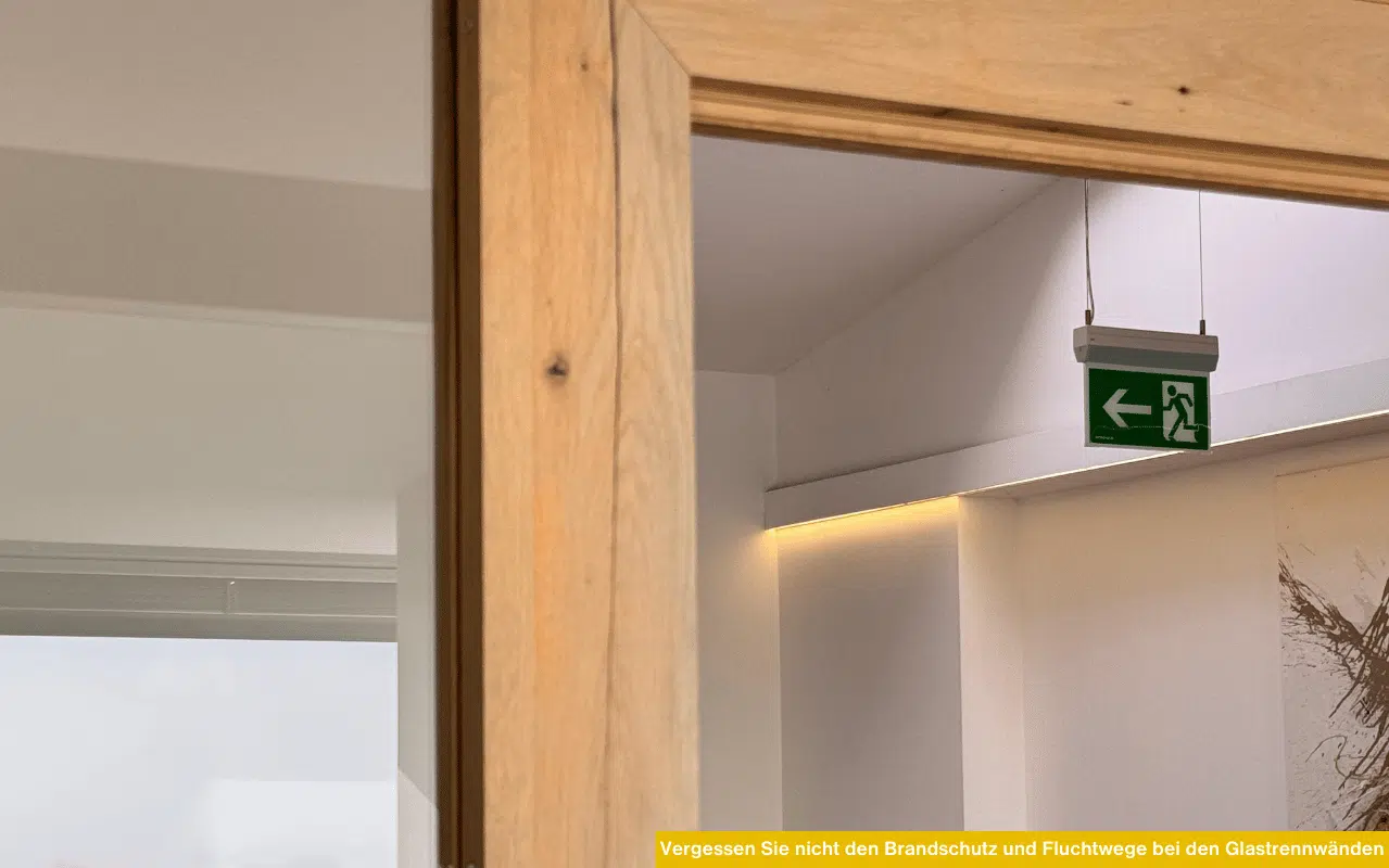 Vergessen Sie nicht den Brandschutz und Fluchtwege bei den Glastrennwänden in Bürogebäuden mit klaren Glasflächen