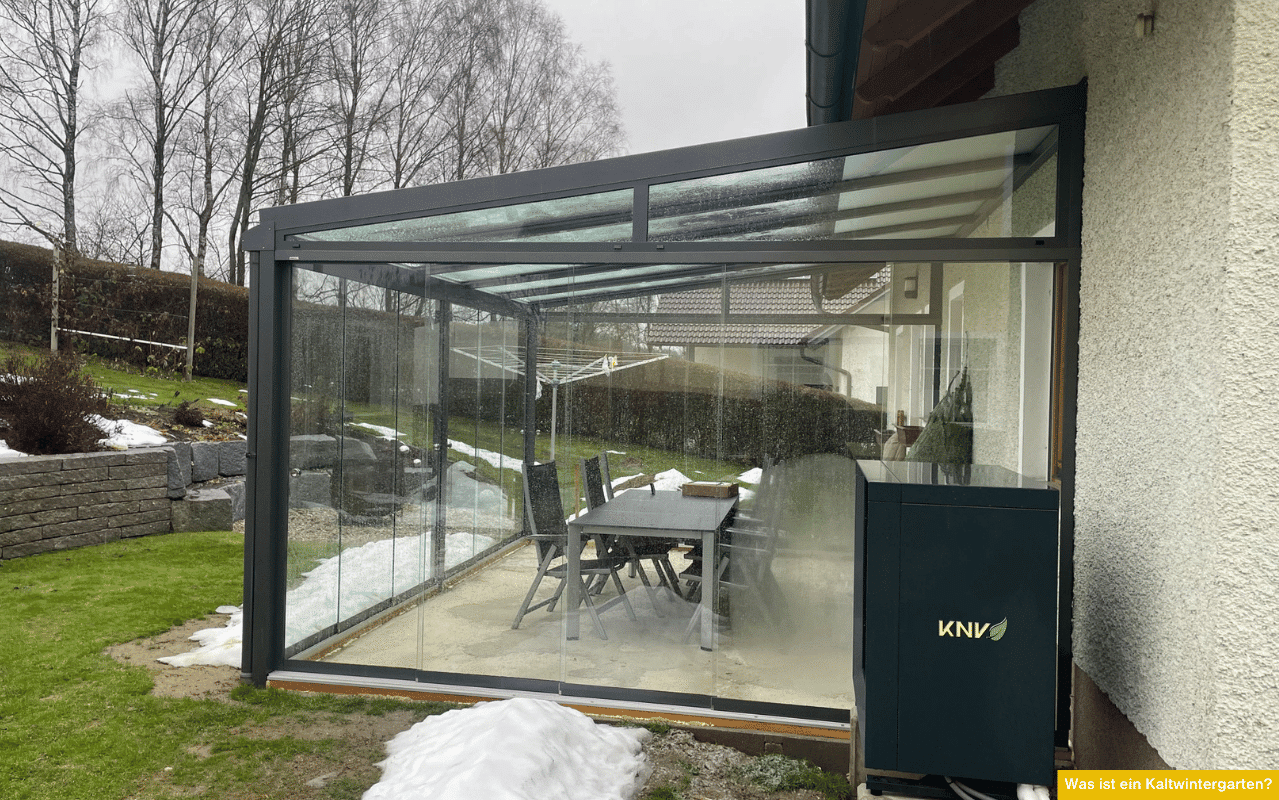 Verglaster Sommergarten bei Winterwetter als Beispiel zur Frage: Was ist ein Kaltwintergarten? Ohne Dämmung, ungedämmt und unbeheizt.