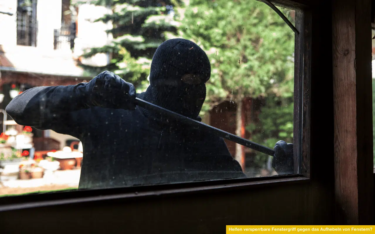 Versperrbare Fenstergriffe alleine schützen nicht vor Aufhebeln. Kombination mit Pilzkopfverriegelung und Sicherheitsglas empfohlen.