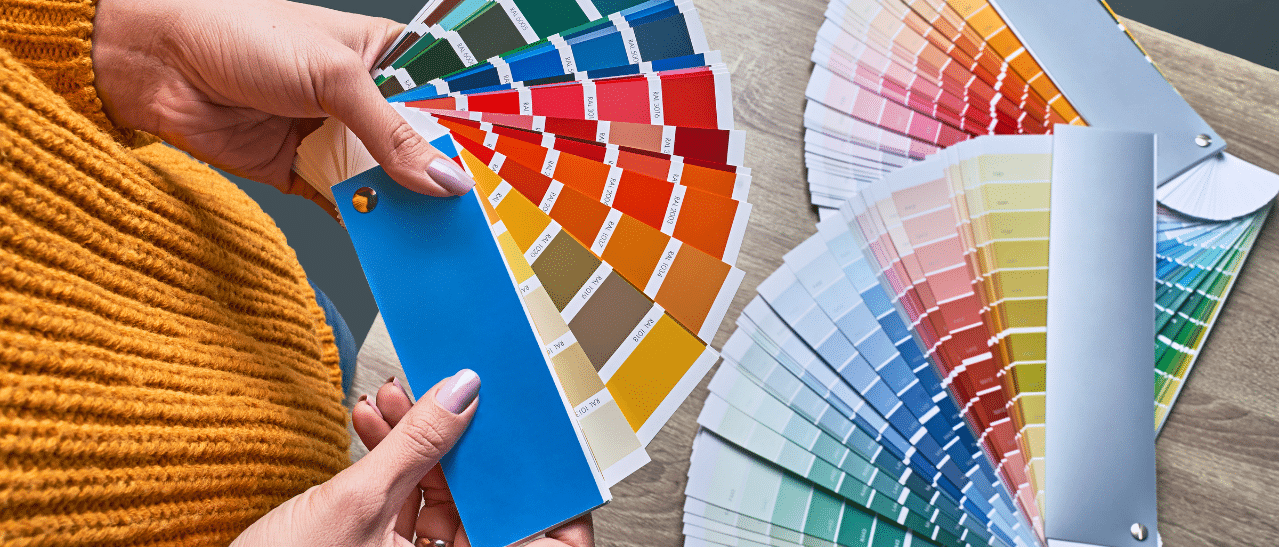 Hand wählt aus vielfältigen Terrassenverglasungen und Aluminium-Überdachungen in verschiedenen Farben und Designs.
