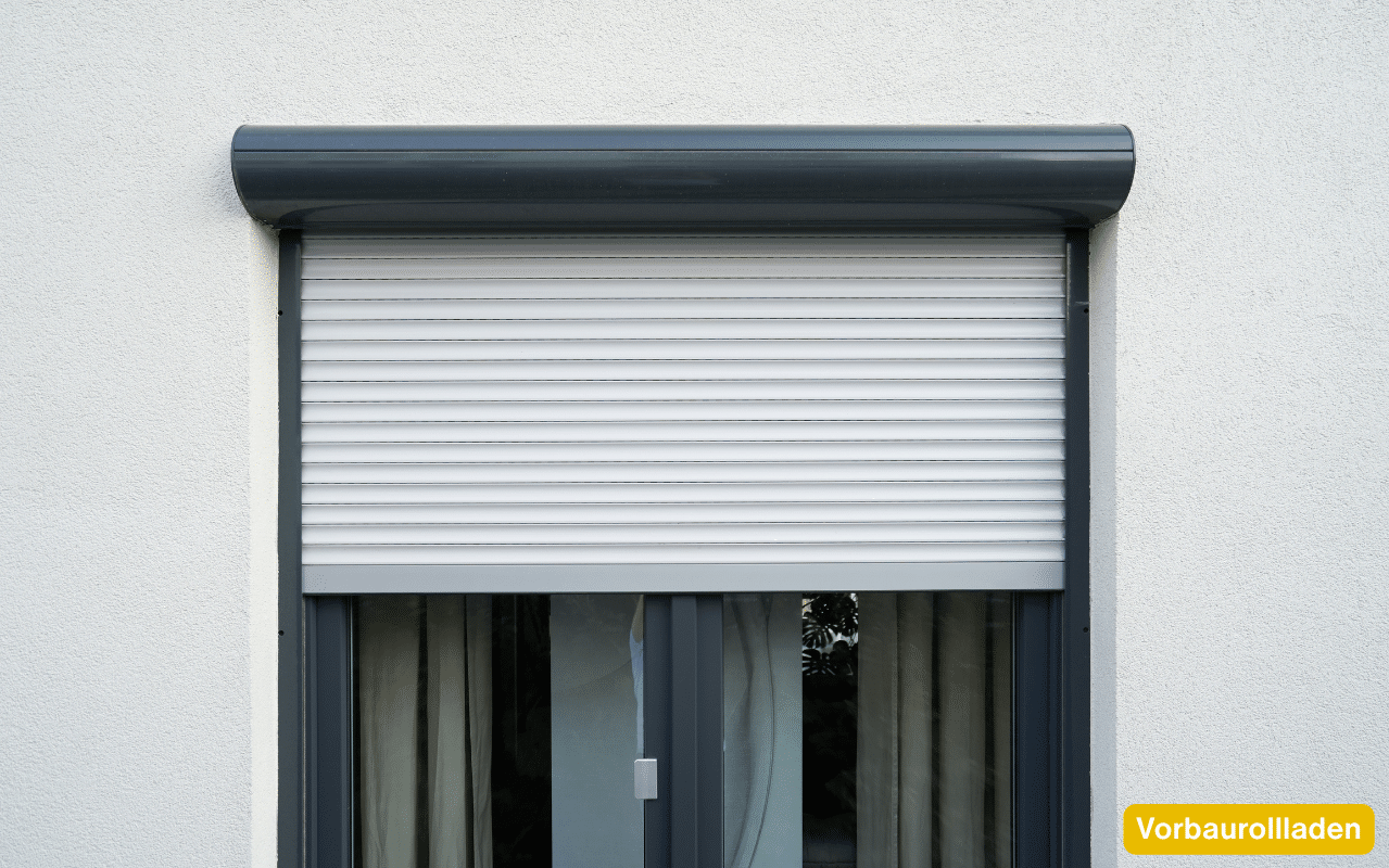 Vorbaurollladen – anthrazitfarbener Rollladenkasten mit weißem Panzer über einem dunklen Fenster an heller Fassade