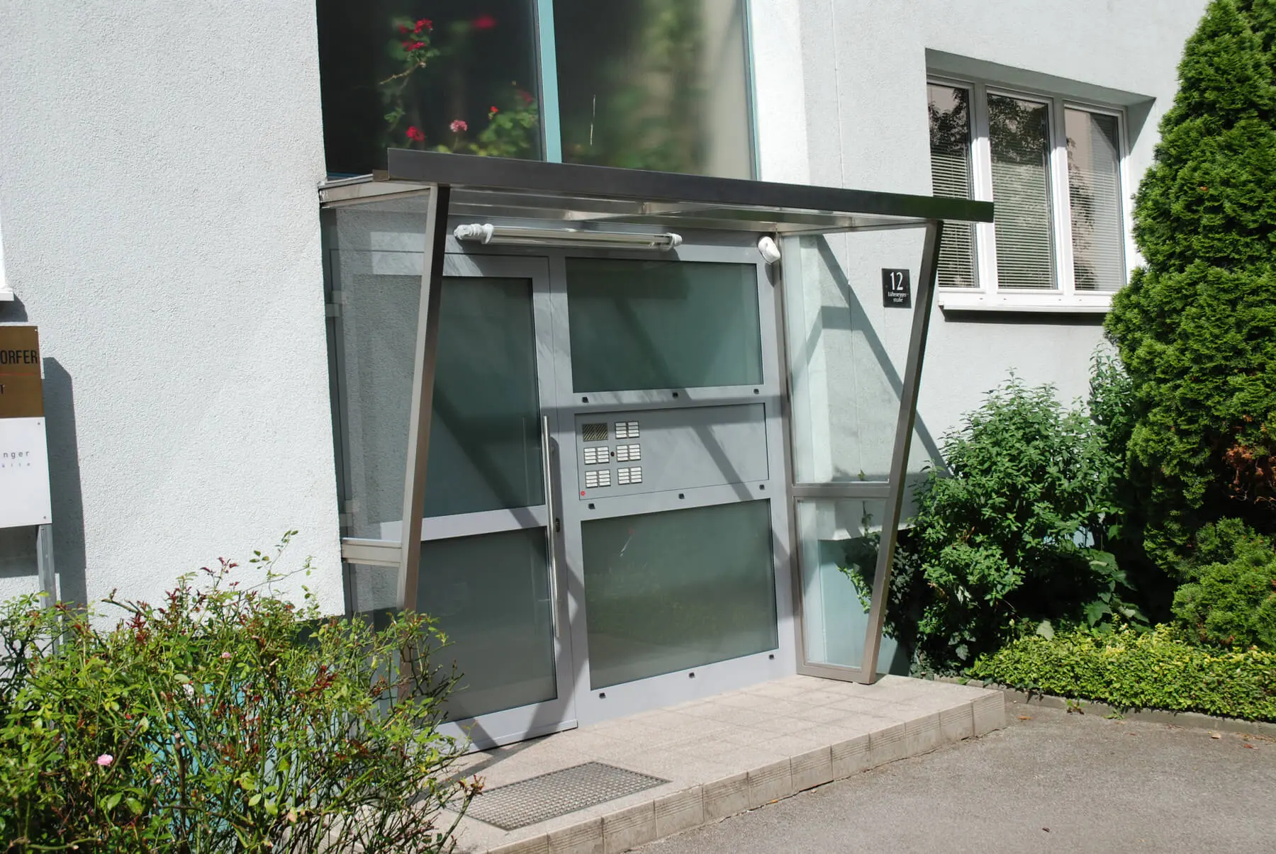 Vordach mit Windschutz für Hauseingang Edelstahl Glas