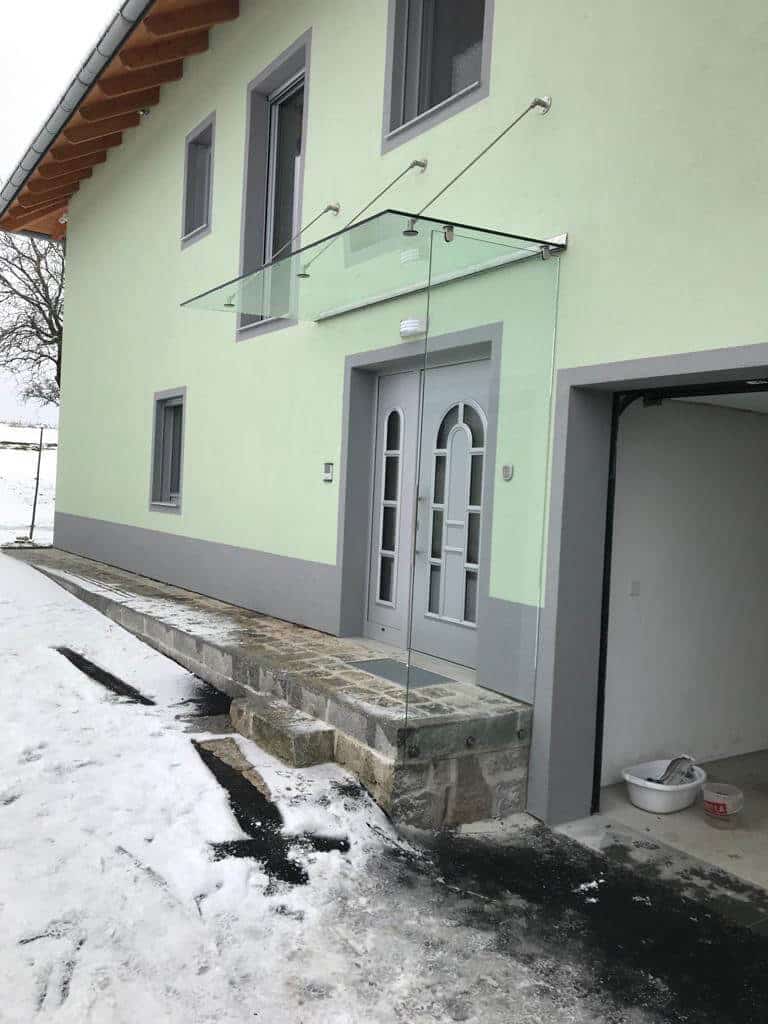 Vordach und Windfang mit Glas