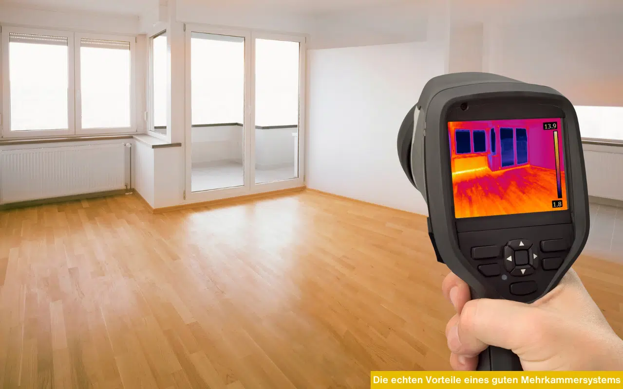 Hand hält Wärmebildkamera vor helle Wohnräume mit Fenstern. Visualisierung der Vorteile eines Mehrkammersystems.