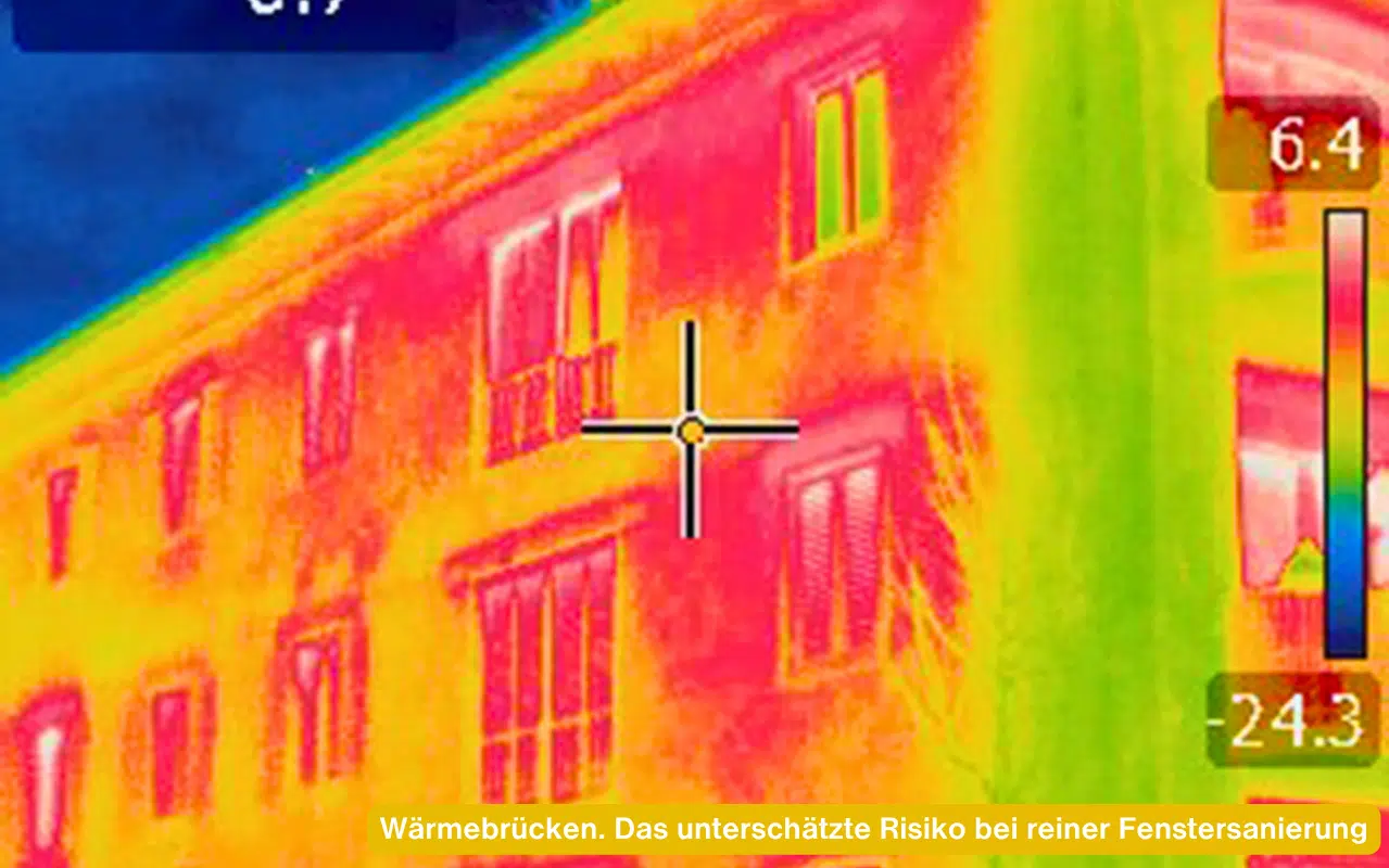 Wärmebrücken das unterschätzte Risiko bei reiner Fenstersanierung – Thermografie einer Fassade mit Wärmeverlust in Rot
