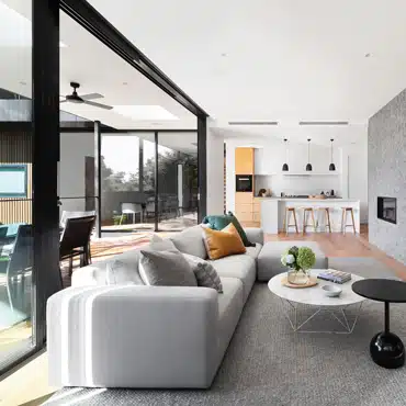 Modernes Wohnzimmer mit großen Alufenstern Wärmedämmung Alufenster - Was gibt es Uw, Ug, Uf-Werte für bessere Energieeffizienz.