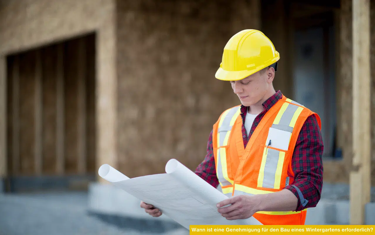 Wann ist eine Genehmigung für den Bau eines Wintergartens erforderlich zeigt Bauarbeiter mit Plan auf Baustelle zur Orientierung und Planung