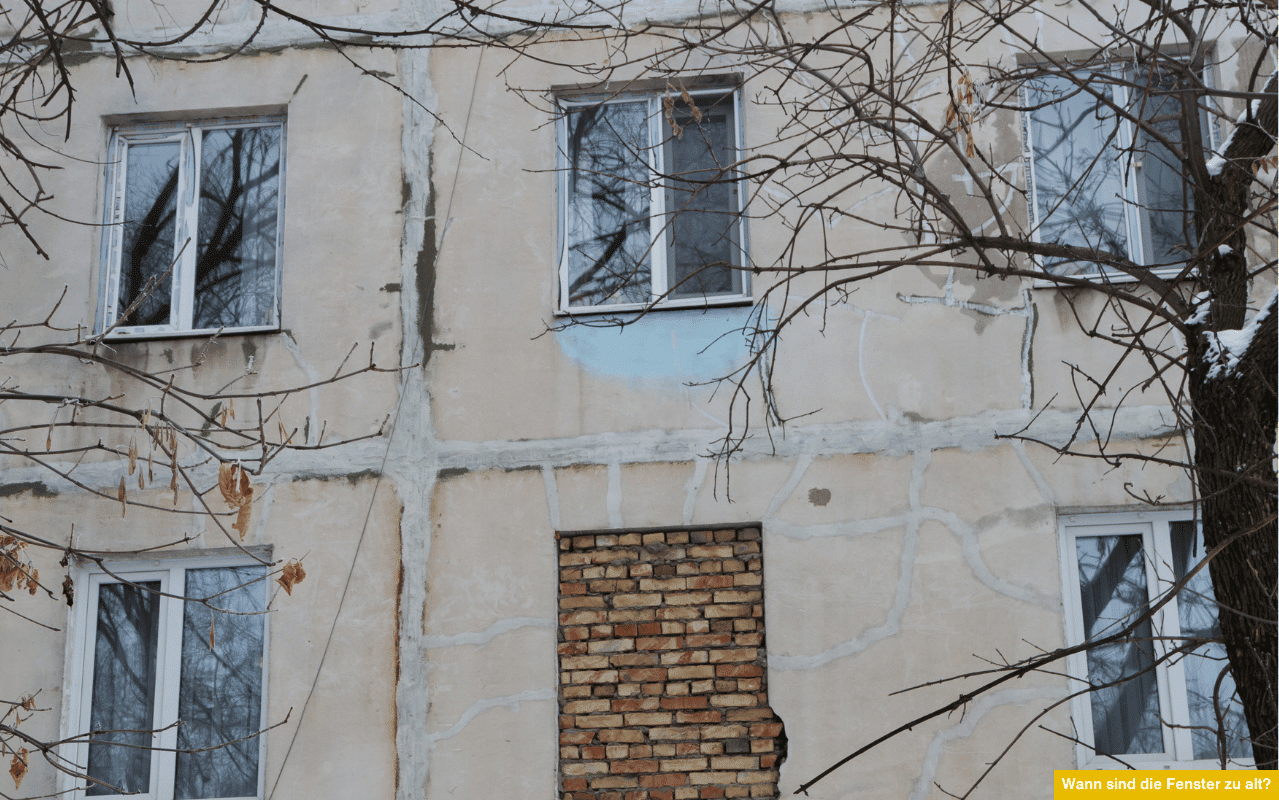 Wann sind die Fenster zu alt? Mehrere Fenster eines sanierungsbedürftigen Gebäudes, eines wurde bereits zugemauert, andere geöffnet.
