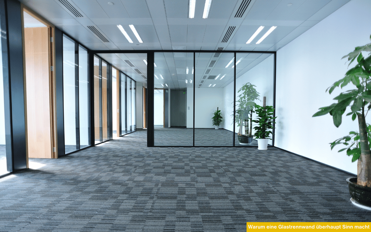 Warum eine Glastrennwand überhaupt Sinn macht zeigt modernes Büro mit Glaswänden für helle Raumtrennung und offene Arbeitsatmosphäre.