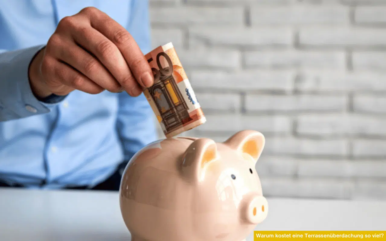 Warum kostet eine Terrassenüberdachung so viel Sparschwein als Symbol für hohe Kosten und Investition