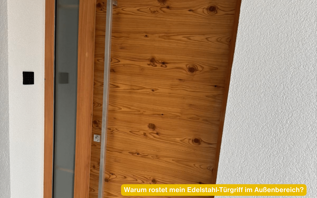 Warum rostet mein Edelstahl-Türgriff im Außenbereich? Edelstahl-Stangengriff an einer Haustür aus Lärchenholz