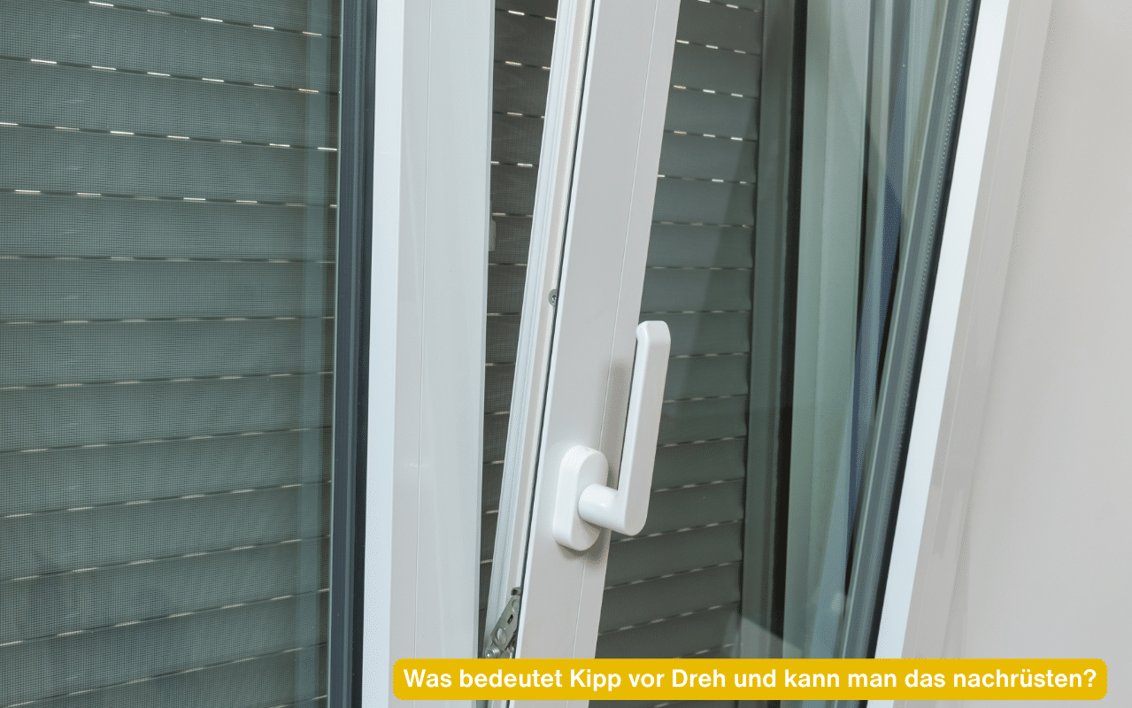 Was bedeutet Kipp vor Dreh und kann man das nachrüsten? Weißer Fensterflügel in Kippstellung mit nach oben zeigendem Griff