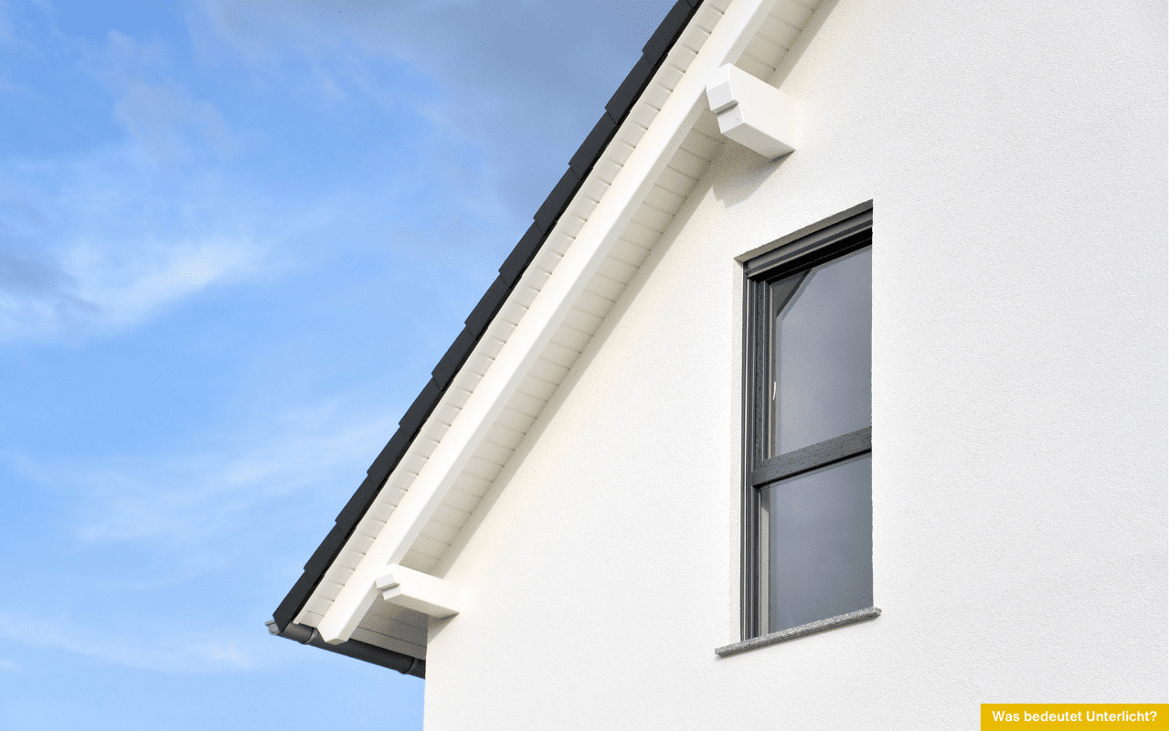 Was bedeutet Unterlicht? Fenster mit festverglastem Unterteil und drehbarem Kippflügel im oberen Bereich an moderner Hausfassade.