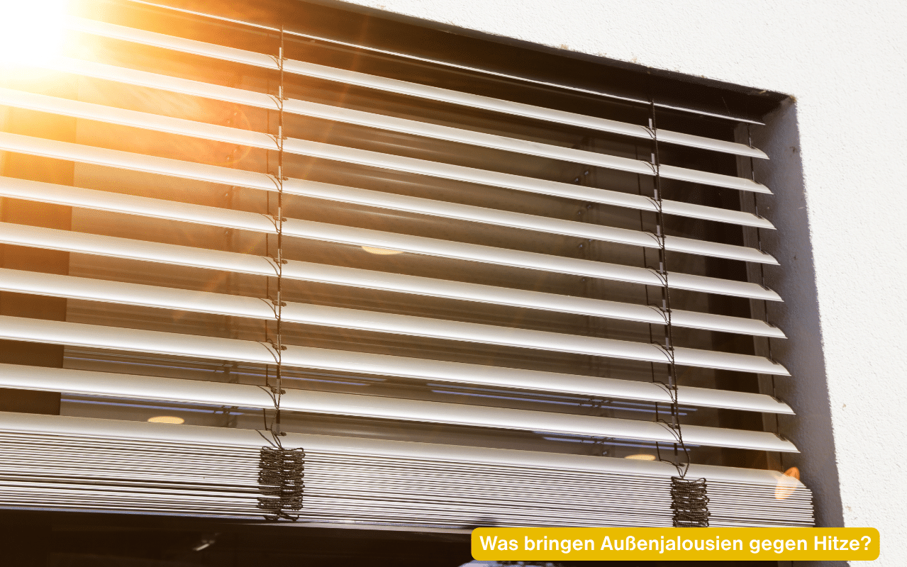Was bringen Außenjalousien gegen Hitze? Außenjalousie mit schräg gestellten Lamellen in der Sonne