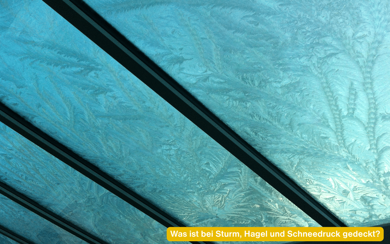 Was ist bei Sturm, Hagel und Schneedruck gedeckt? Eisblumen auf einem Glasdach, Blick von unten