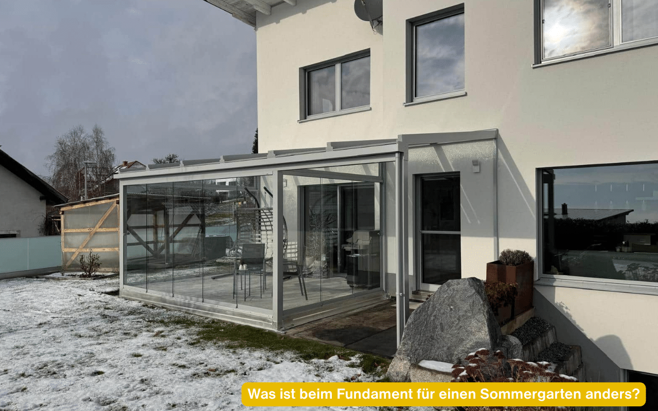 Was ist beim Fundament für einen Sommergarten anders? Sommergarten mit Glasdach am Haus im Winter