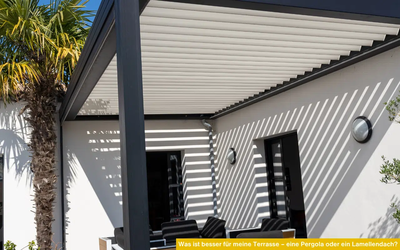 Was ist besser für meine Terrasse – eine Pergola oder ein Lamellendach? Modernes Lamellendach mit verstellbaren Lamellen.