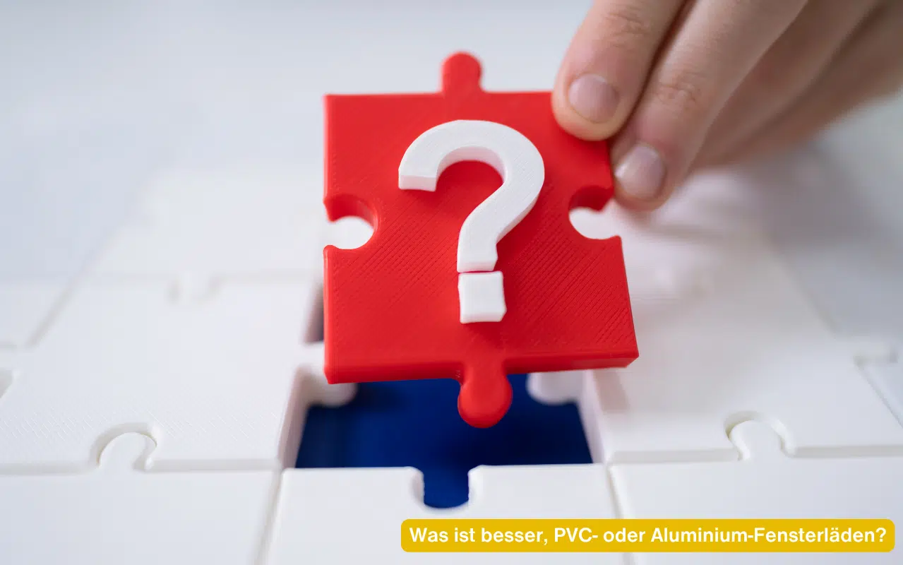 Rotes Puzzleteil mit Fragezeichen über einer Lücke. Entscheidungshilfe Was ist besser, PVC- oder Aluminium-Fensterläden?