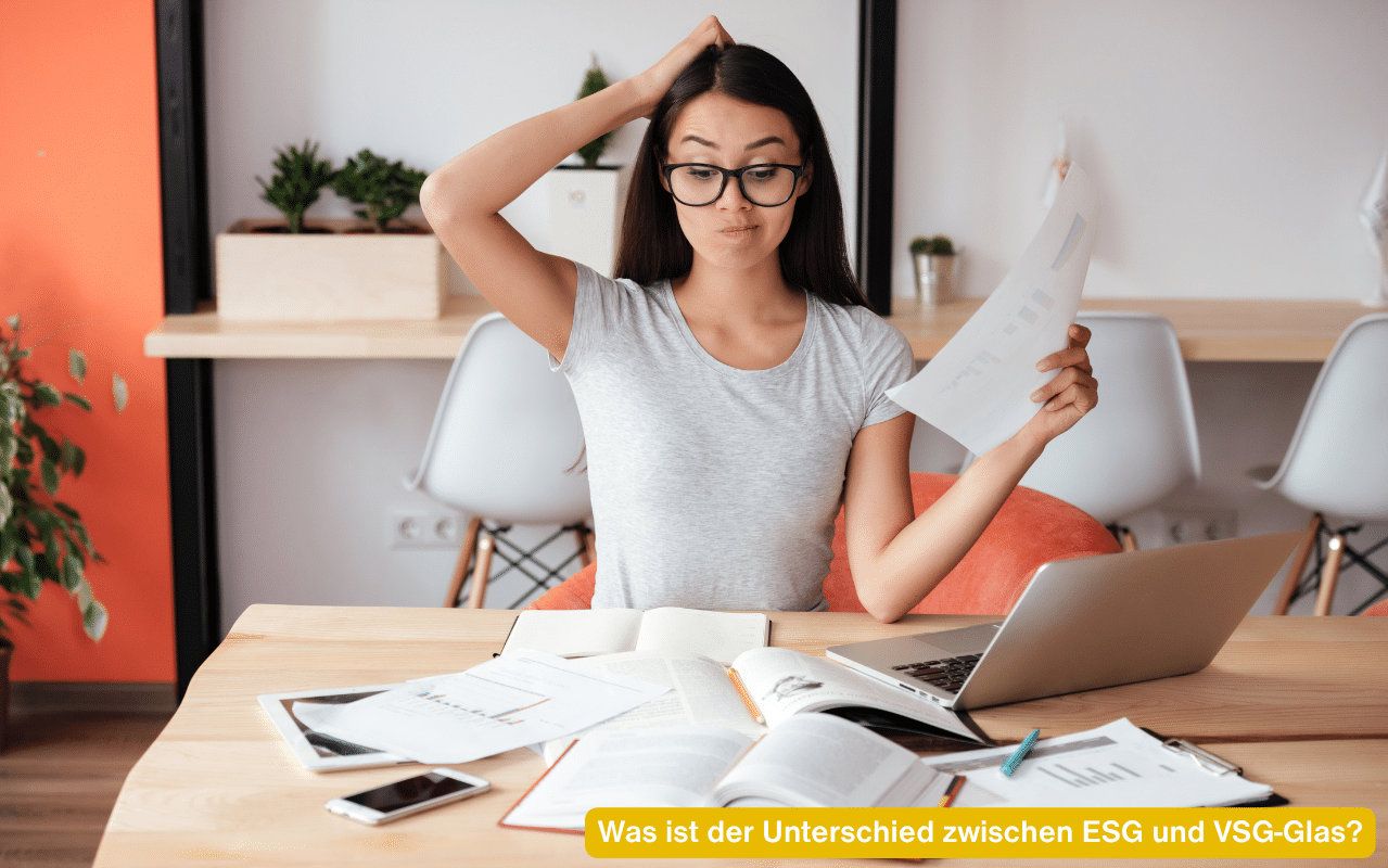 Was ist der Unterschied zwischen ESG und VSG-Glas? Frau mit Unterlagen am Schreibtisch beim Prüfen der Glasarten