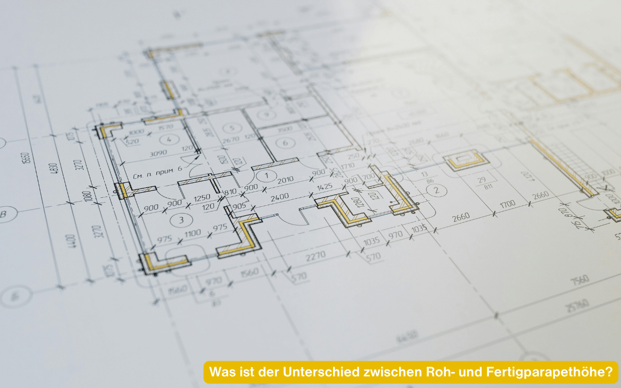 Was ist der Unterschied zwischen Roh- und Fertigparapethöhe? Bauplan mit Grundriss und Bemaßungen in Millimeter.
