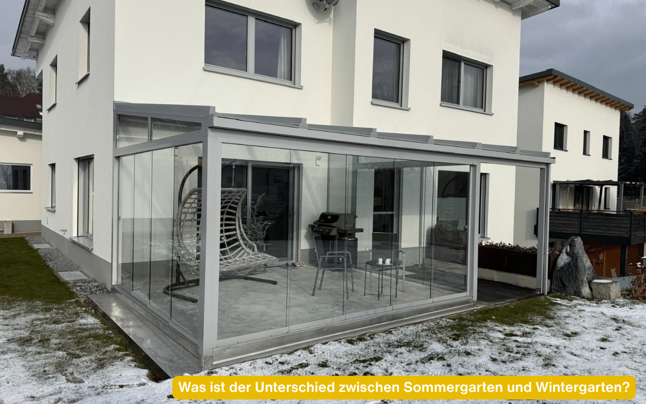 Was ist der Unterschied zwischen Sommergarten und Wintergarten? Kaltwintergarten mit Glasdach, Glasschiebewänden und Hängesessel im Winter