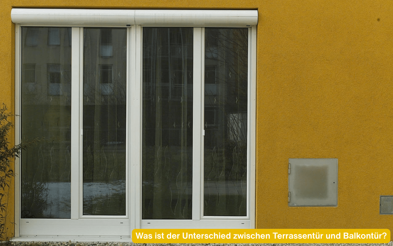 Was ist der Unterschied zwischen Terrassentür und Balkontür? Weiße Terrassentüren mit Rollladen an gelber Hausfassade im Erdgeschoss
