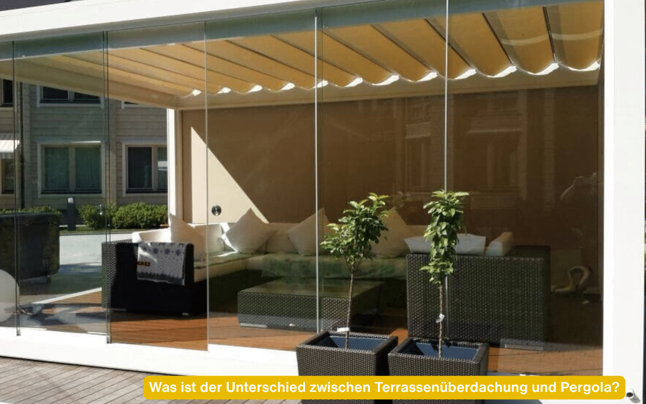 Was ist der Unterschied zwischen Terrassenüberdachung und Pergola? Pergola mit Tuch-Faltdach und Glasschiebewänden