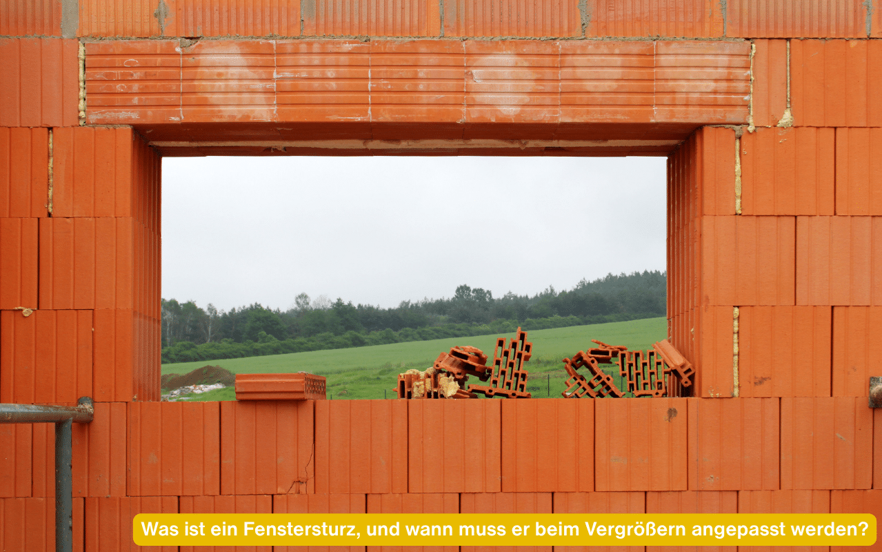 Was ist ein Fenstersturz, und wann muss er beim Vergrößern angepasst werden? Ziegelrohbau mit offener Fensteröffnung