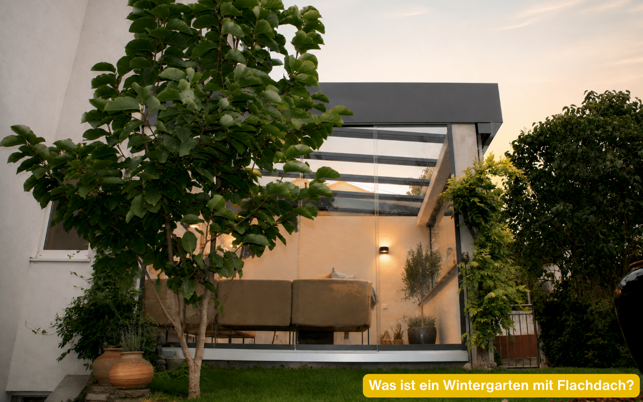 Was ist ein Wintergarten mit Flachdach? Zwei Konzepte im Vergleich - Glasanbau in Flachdachoptik am Abend