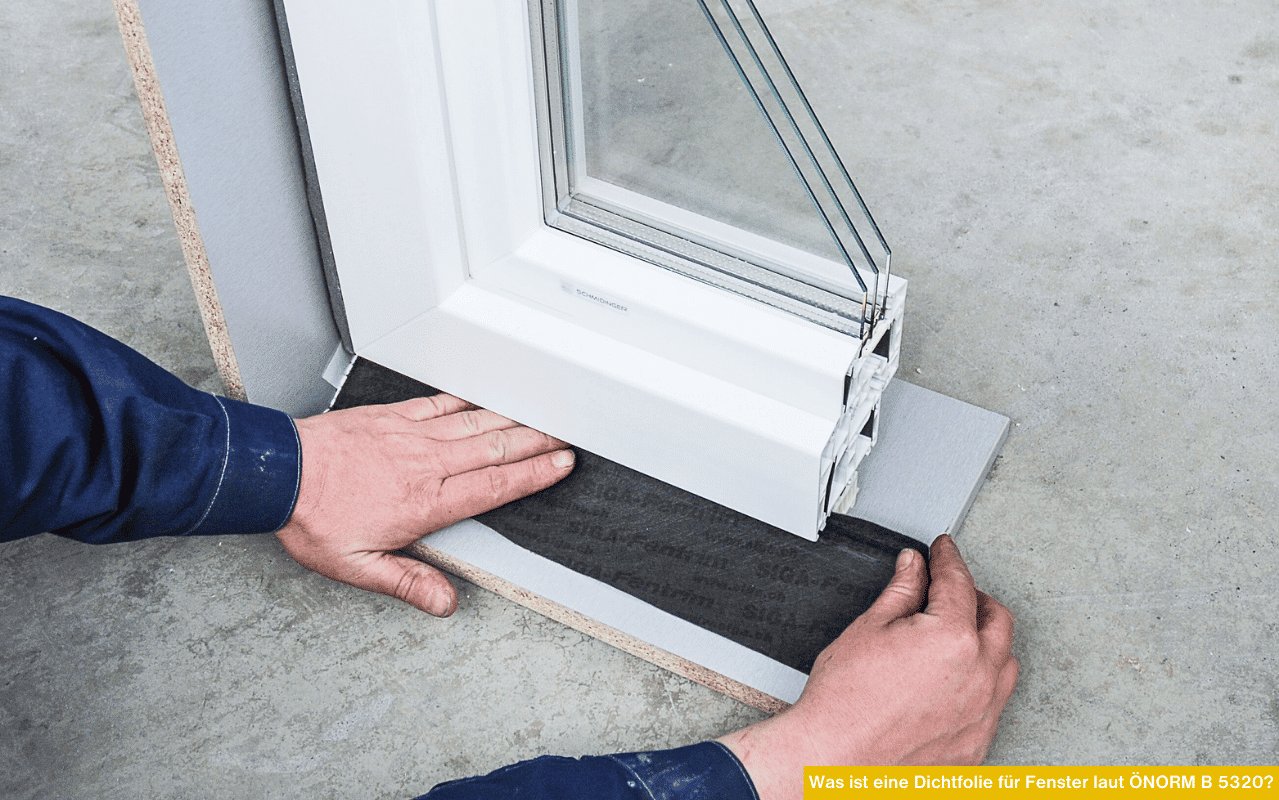 Was ist eine Dichtfolie für Fenster laut ÖNORM B 5320 zeigt Handwerker beim Anbringen einer schwarzen Abdichtfolie am unteren Fensteranschluss
