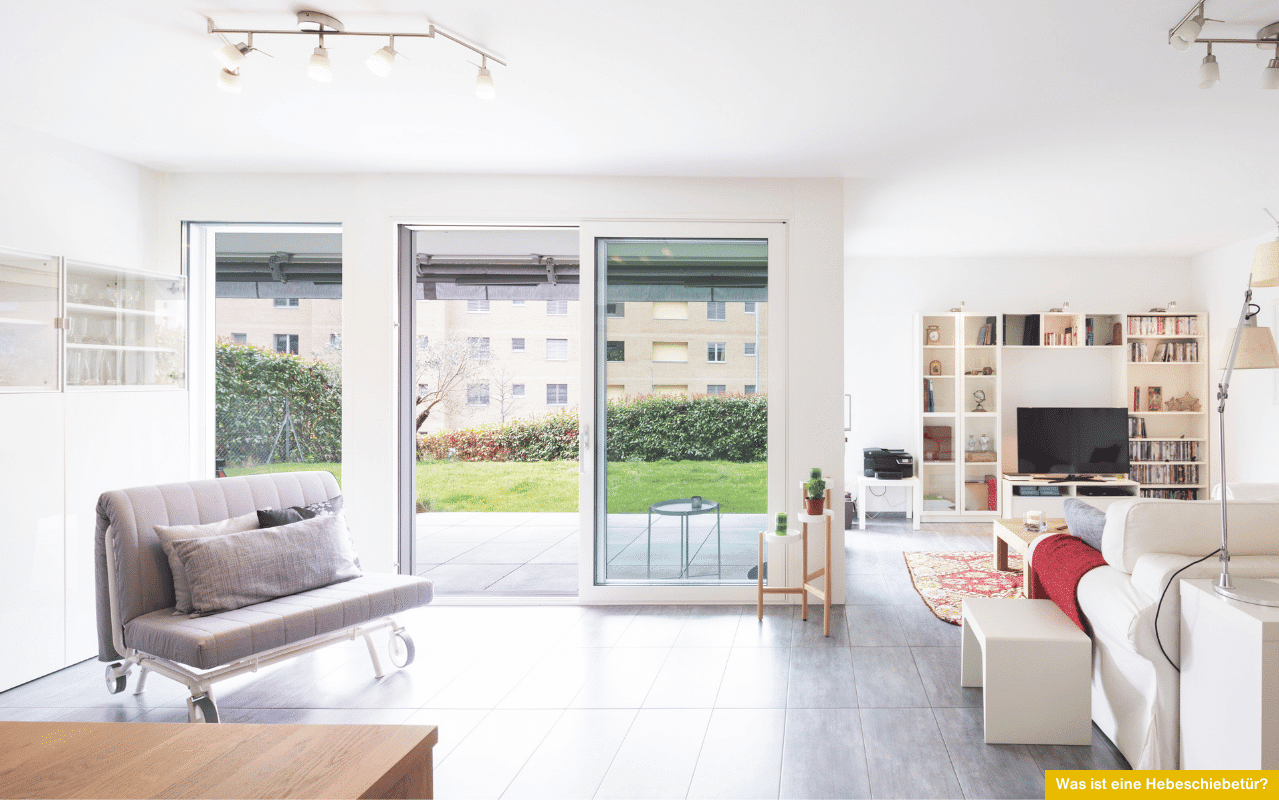 Was ist eine Hebeschiebetür? Moderne Schiebetür mit großem Glasflügel im Wohnzimmer, barrierefreier Zugang zur Terrasse.